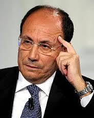 Sembrava la calma e, invece, Schifani  riporta tutto in alto mare e minaccia crisi  ma poi Berlusconi: “Uniti, il Governo continua”.  Epifani: “Schizofrenici, non si va da nessuna parte”